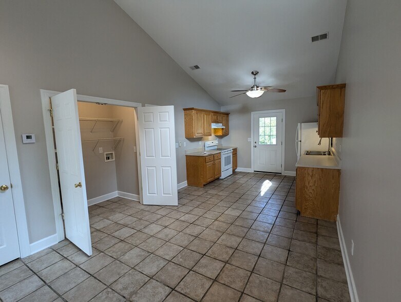 Building Photo - 138 Cambridge Dr