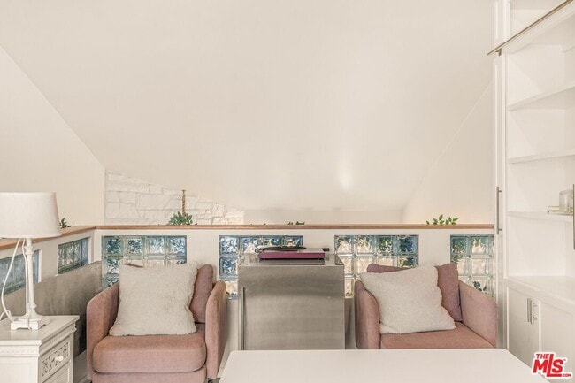 Building Photo - 14050 Magnolia Blvd