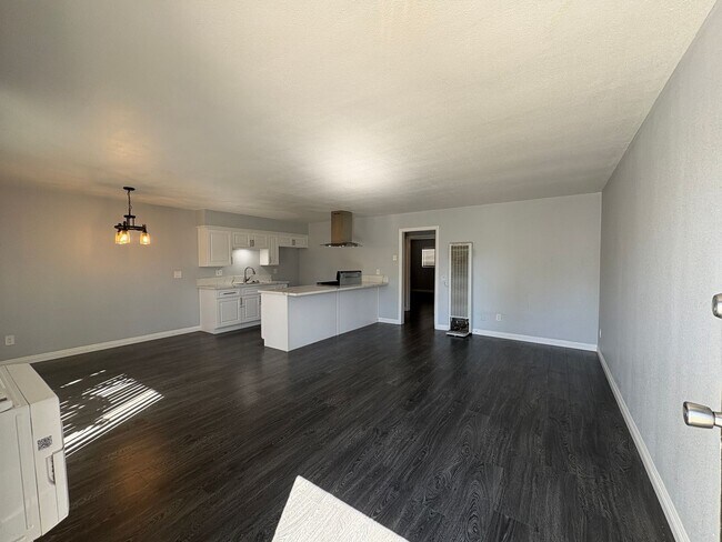 Building Photo - Tri-plex 2 bedroom 1 bathroom apartment of...