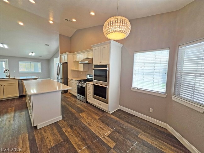 Building Photo - 3630 E Vineyard Dr