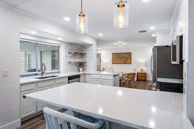 Building Photo - 305 Country Club Dr