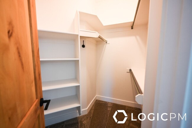 Building Photo - 1034 Lincoln Ln