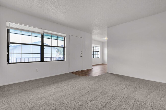 Building Photo - Cute 2 Bed 1 Bath Unit in Quiet Fourplex