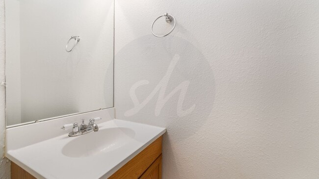 Building Photo - Two bedroom Condo Near Palmer Park