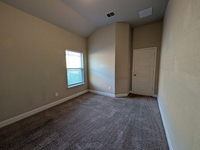 Building Photo - Less than 1 Mile to Gruene / Fridge Included/ Gas Cooking / Covered Patio / CISD