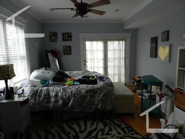 Building Photo - No Brokers Fee, No Security Deposit, In Unit Washer/Dryer, Pets friendly, Parking Included, Centr...