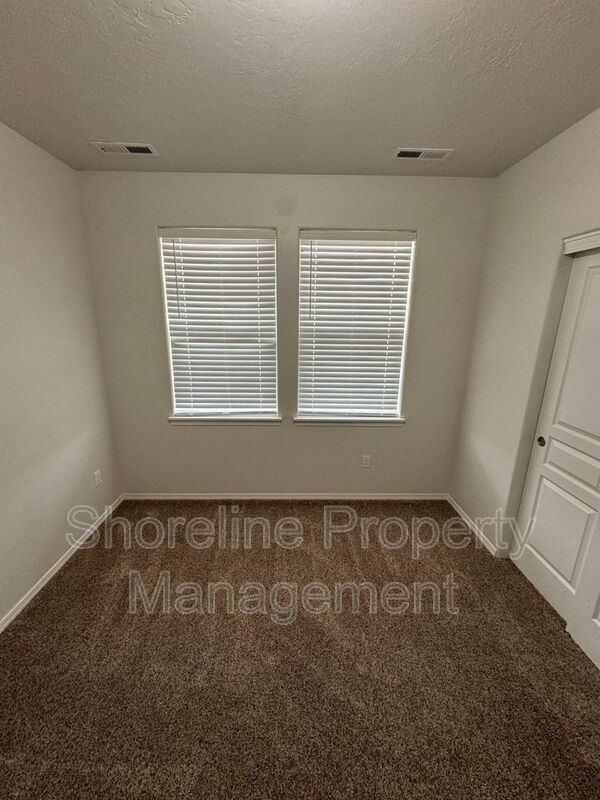 Building Photo - 511 Diamond Lake St