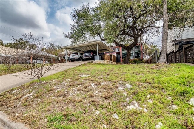 Building Photo - 2811 Hardeman-B