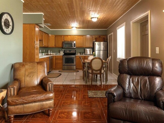 Building Photo - 380 Base Ave E