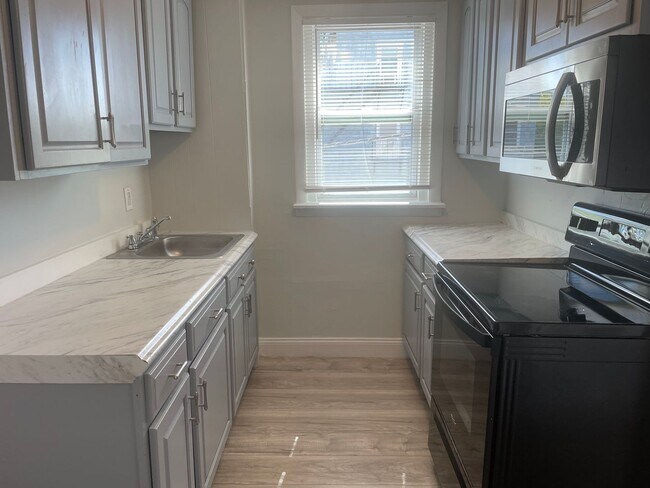 Primary Photo - 21 Kenyon Ave