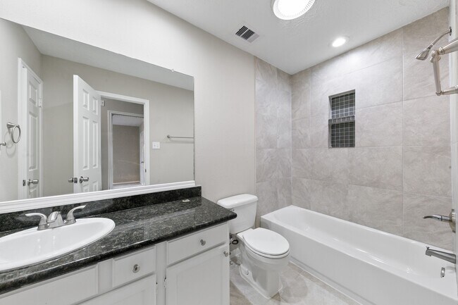 Building Photo - 802 Foxglove Dr