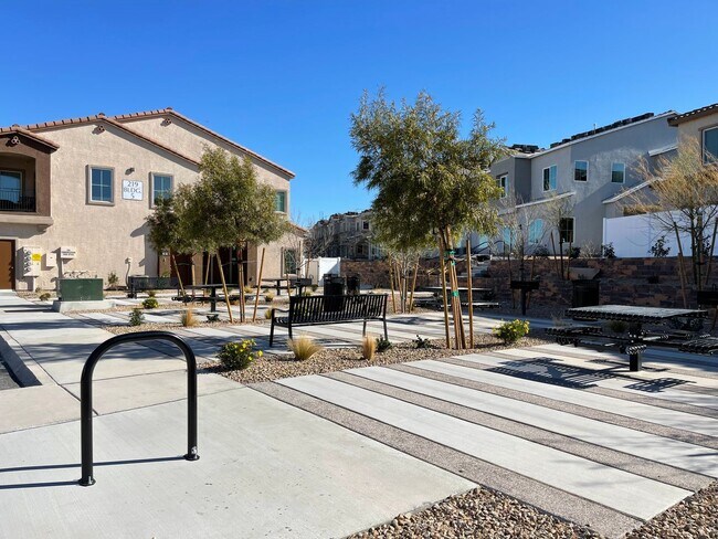 Building Photo - GATED 2 BED 2.5 BATH 2 CAR GARAGE 2 FLOOR TOWNHOUSE IN HENDERSON