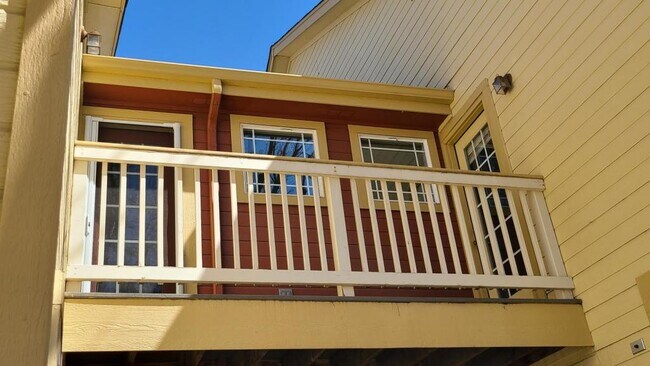 Building Photo - 818 S Terry St Unit 1