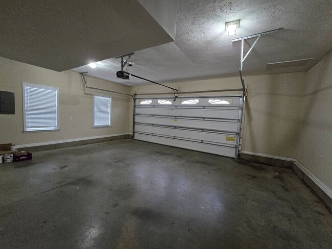 Building Photo - NEW LISTING!!!!!