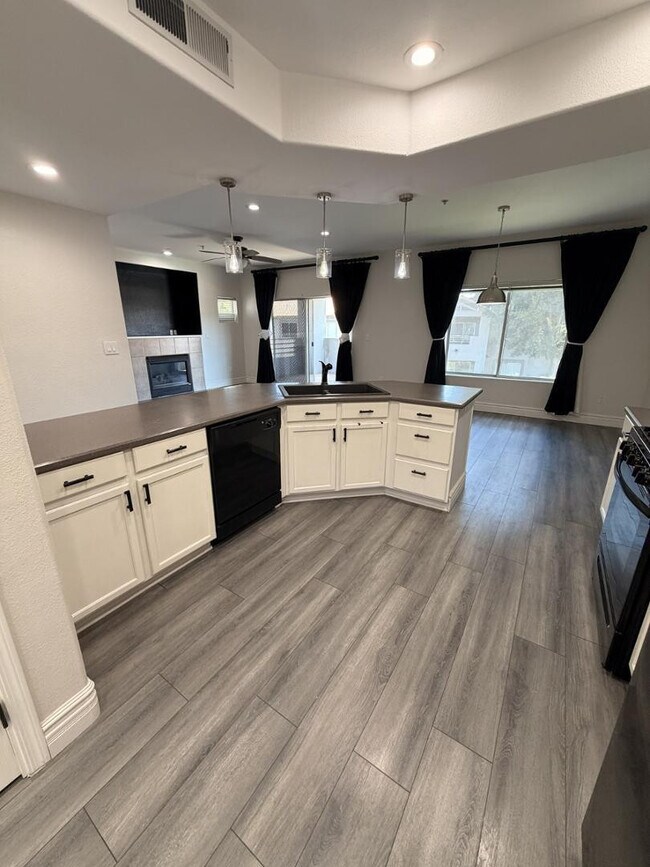 Building Photo - 7401 W Arrowhead Clubhouse Dr
