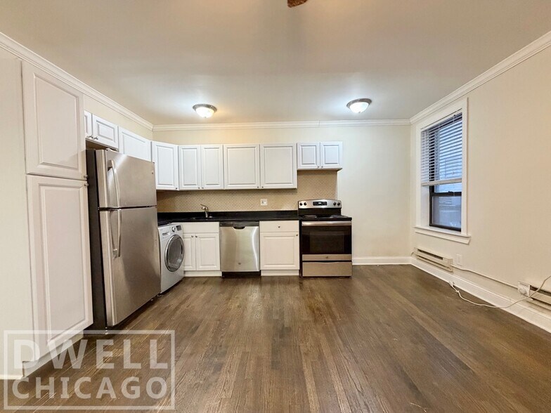 Building Photo - 3346 N Marshfield Ave