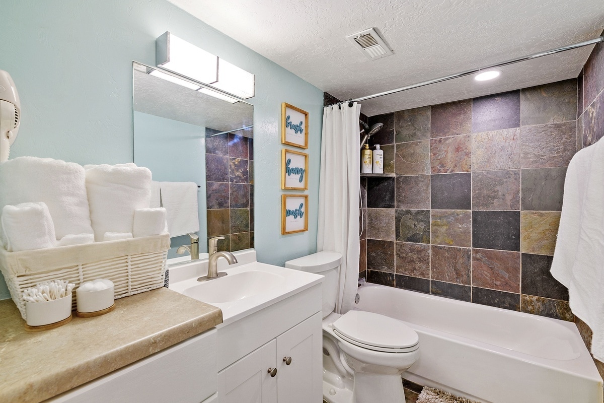 Building Photo - 980 E Bryan Ave