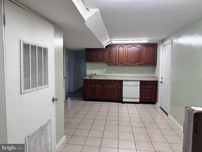 Building Photo - Charming Cul-de-Sac Home in a Prime Location