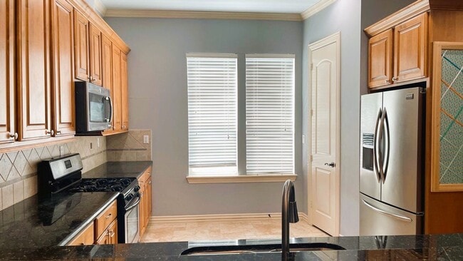 Building Photo - GORGEOUS Townhome in Inner Loop Gated Community **Ask about our NO CASH DEPOSIT option through OB...