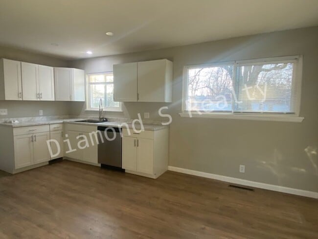 Building Photo - Cute 3-Bedroom Home Located Near Bass Pro!