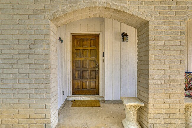 Building Photo - 6222 Madeleine Dr
