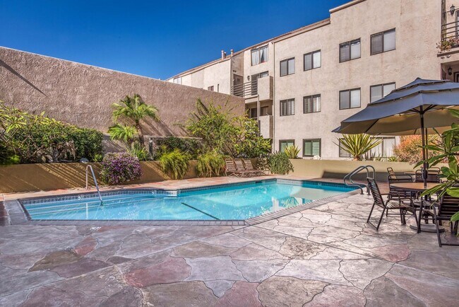 Building Photo - Modern Condo with over 1300 Square Feet wi...
