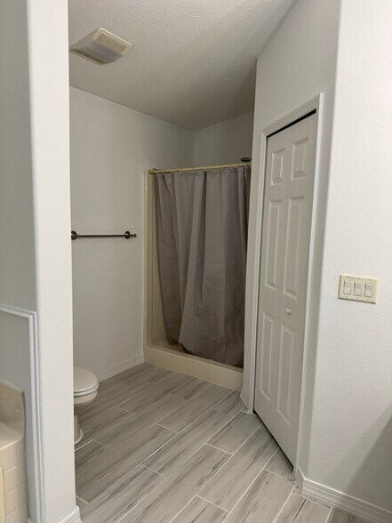 Building Photo - 833 Greenleaf Cir