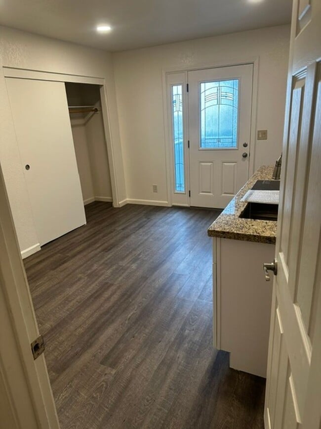 Building Photo - 124 Fontana Ave