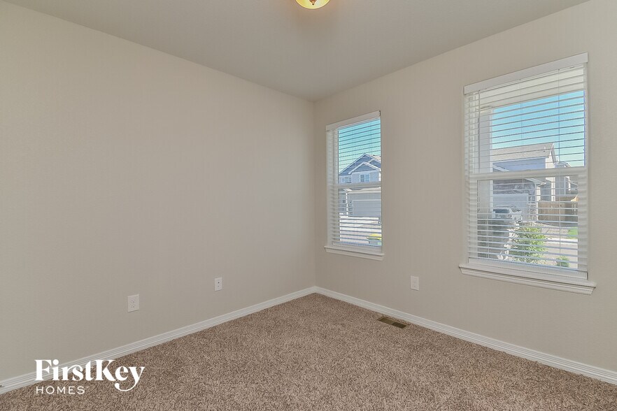 Building Photo - 10913 Nolin Dr