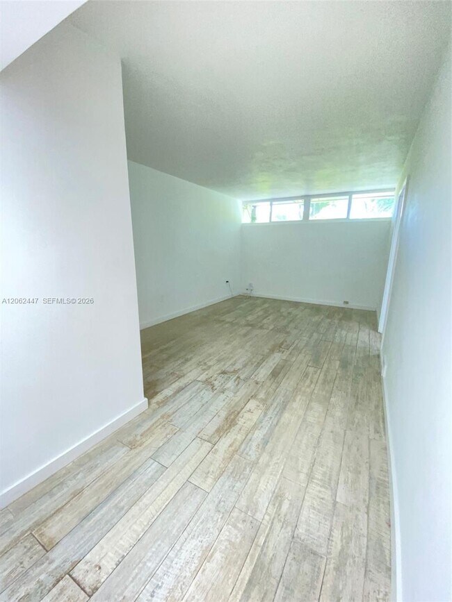 Building Photo - 6414 Miami Lakes Dr