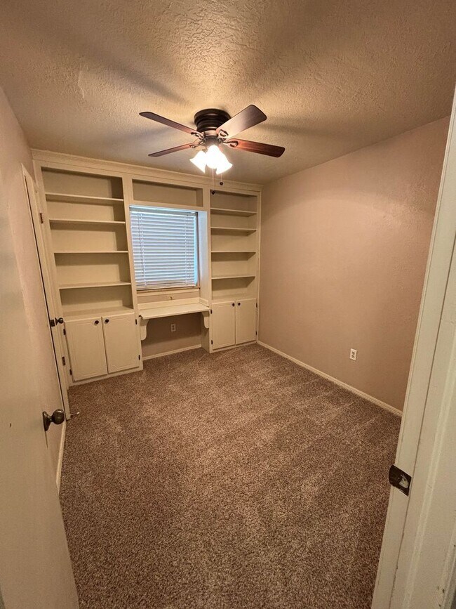 Building Photo - 3 bedroom, 1 3/4 baths NOW AVAILABLE in the Eisenhower School District!