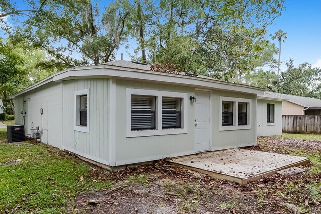 Building Photo - 239 Holiday Ln