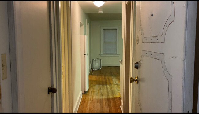 Hallway/entry - 827 W Walnut St