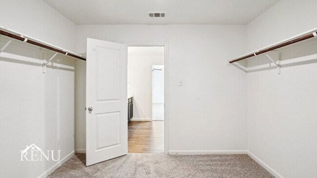 Building Photo - 527 London Dr