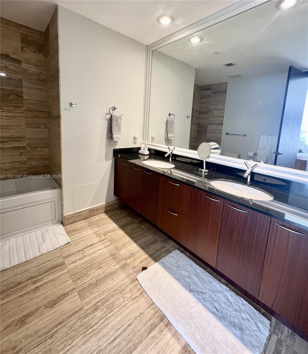 Building Photo - 15901 Collins Ave