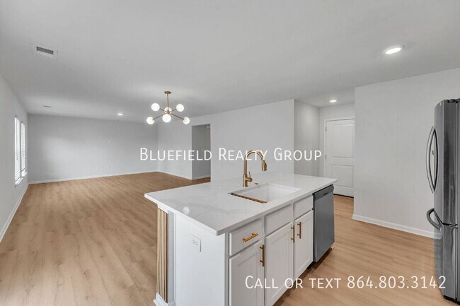 Building Photo - 815 Vanguard St