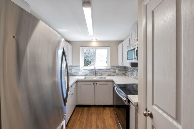 Building Photo - Sugarhouse -  2 Bed 1 Bath 1 Covered Parking