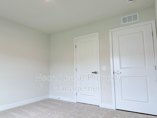 Building Photo - 7287 Clubhouse Dr