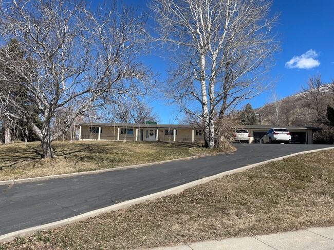 Building Photo - Spacious 5-Bedroom Home in Fruit Heights