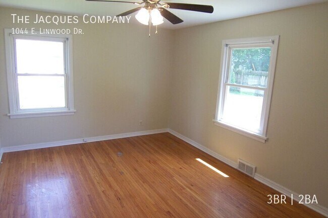 Building Photo - 1044 E Linwood Dr