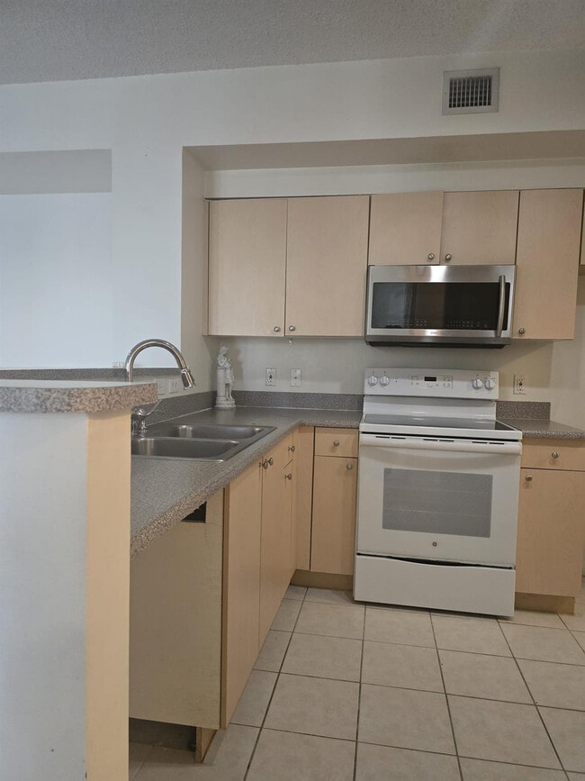 Building Photo - 7970 N Nob Hill Rd