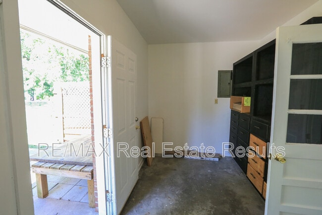Building Photo - 1402 Lawrence Ave