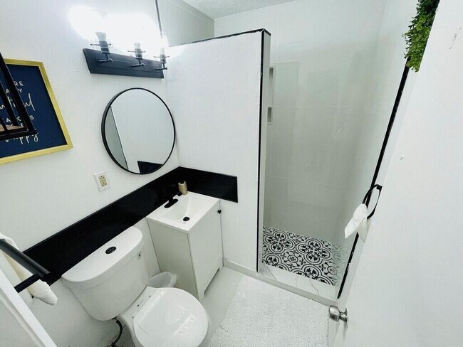 Building Photo - 5537 SW 6th St