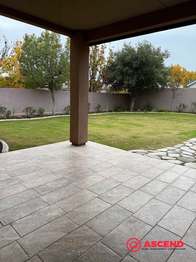 Building Photo - Stunning 4 bedroom + office in Seven Oaks!