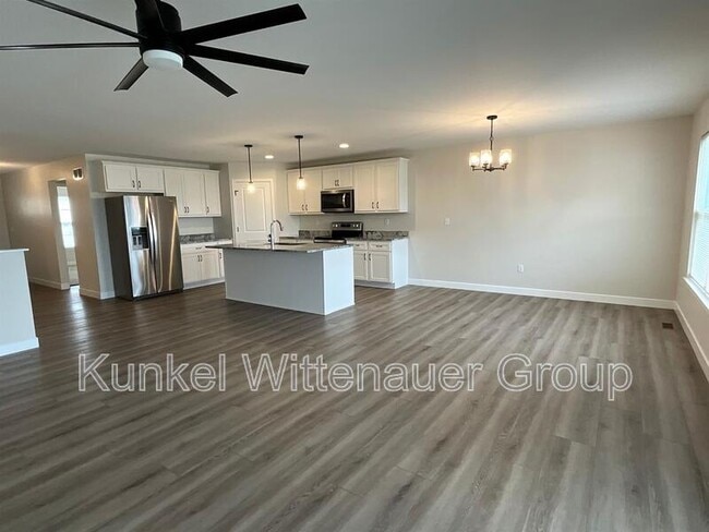 Building Photo - 812 Applewood Creek Dr