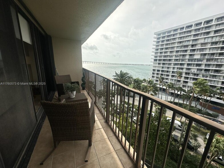 Building Photo - 1450 Brickell Bay Dr