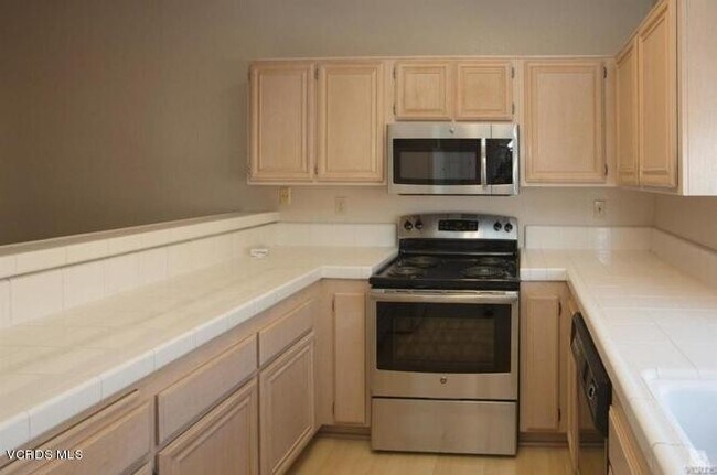 Building Photo - Beautiful 2 Bedroom, 2.5 Bath Townhome in ...