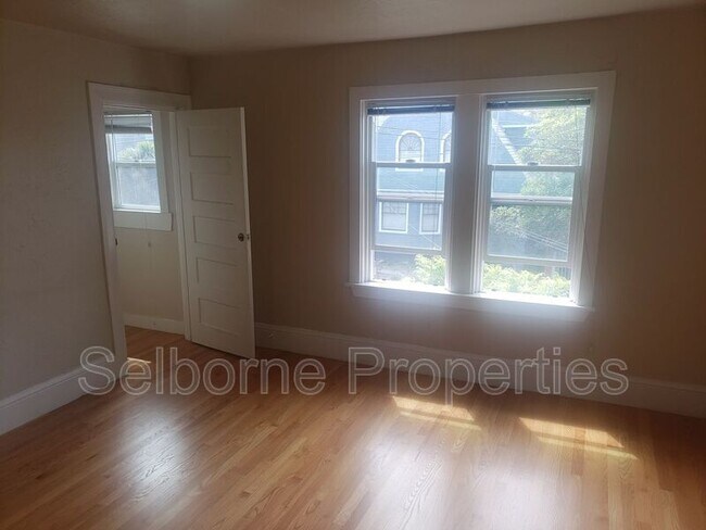 Building Photo - 546 Merrimac St