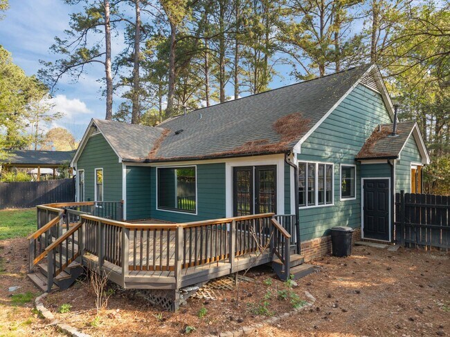 Building Photo - Charming 3BR Home with Large Private Yard Near Downtown Raleigh