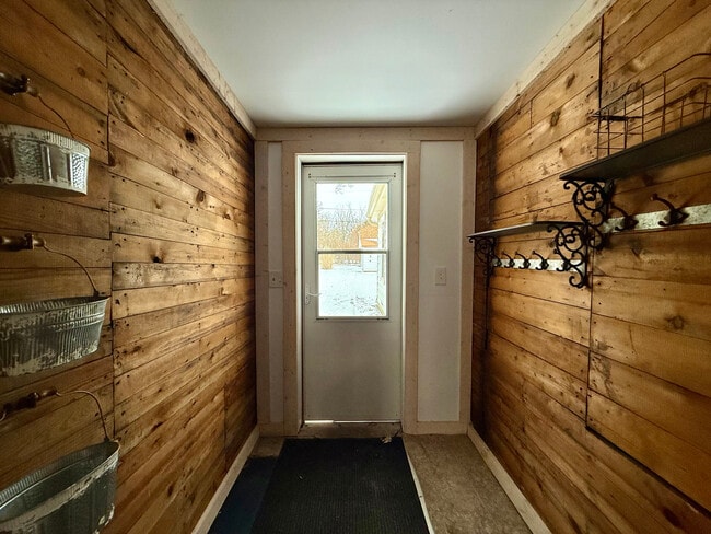 Building Photo - 717 Warner Ave